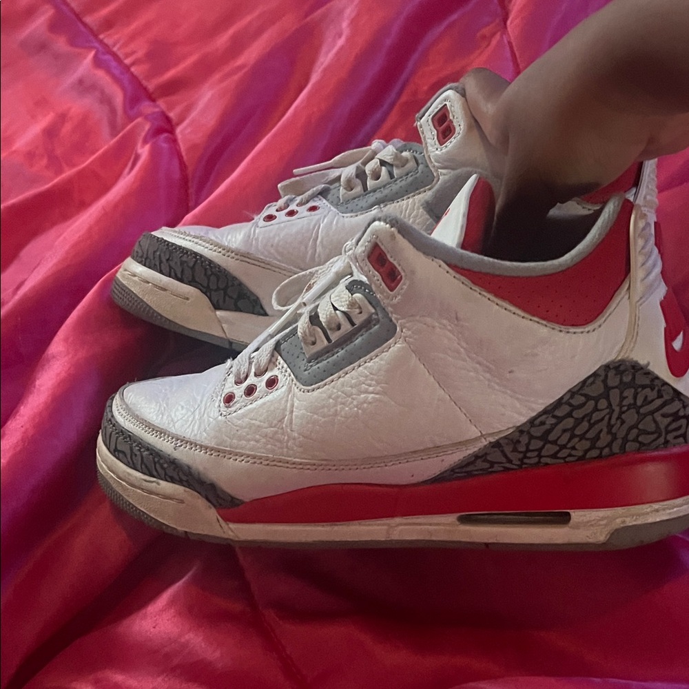 Nike Air Jordan 3 in White and Red